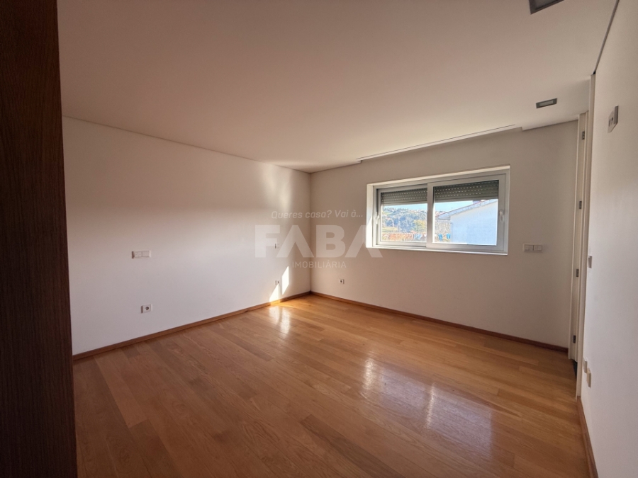 Imagem de Moradia T4