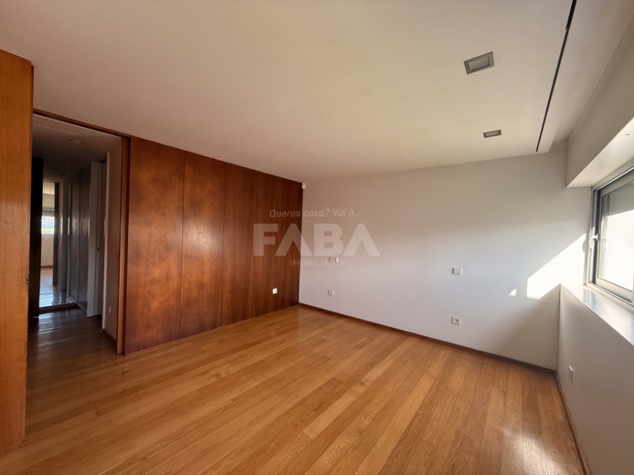 Imagem de Moradia T4